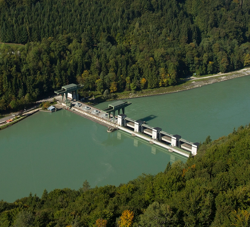 Das Kraftwerk Teufelsbruck zeigt sich bei strahlendem Sonnenschein aus der Vogelperspektive.