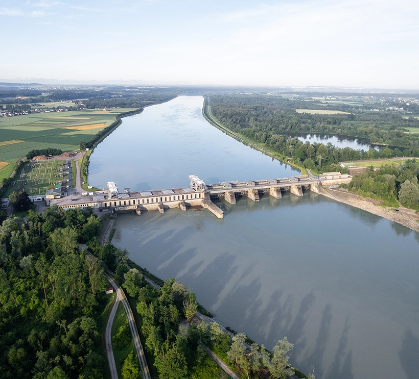 Das Kraftwerk Braunau Simbach zeigt sich bei strahlendem Sonnenschein aus der Vogelperspektive.