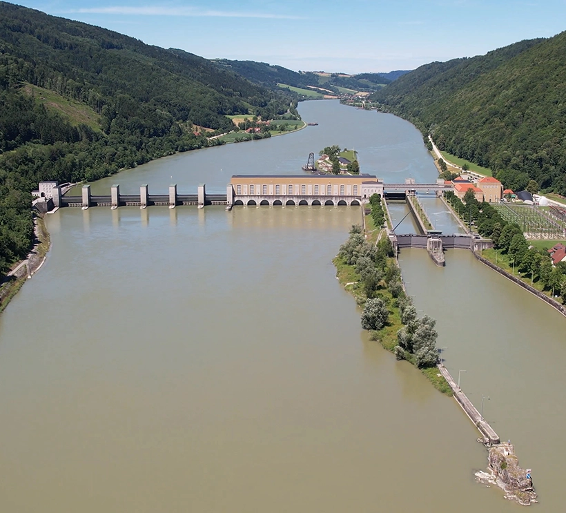 Ein Blick von oben auf das Wasserkraftwerk Jochenstein.