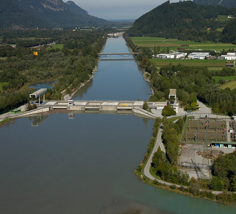 Das Kraftwerk Oberaudrof Ebbs zeigt sich bei strahlendem Sonnenschein aus der Vogelperspektive.