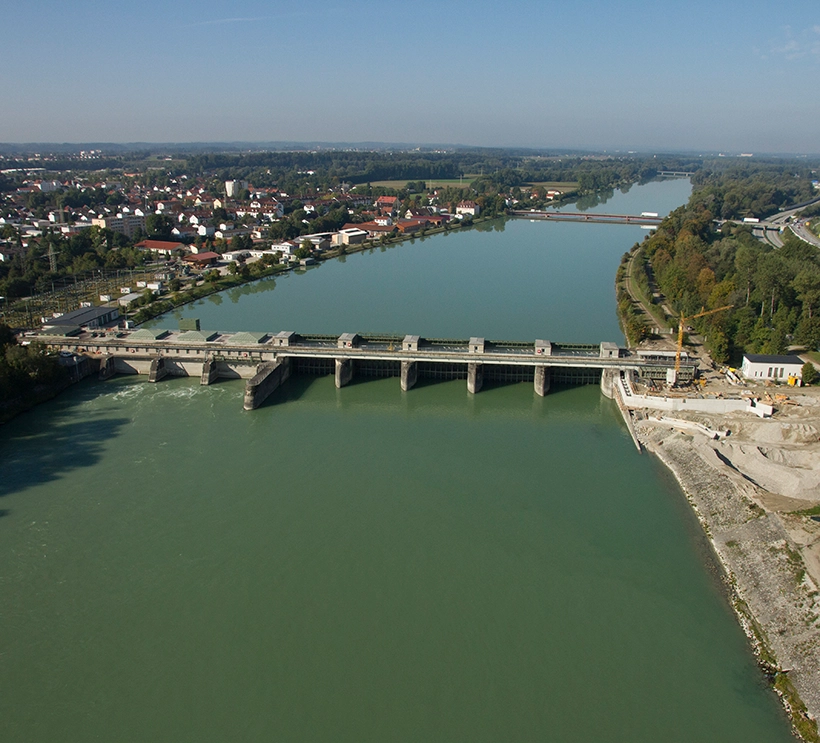 Das Kraftwerk Neuötting zeigt sich bei strahlendem Sonnenschein aus der Vogelperspektive.