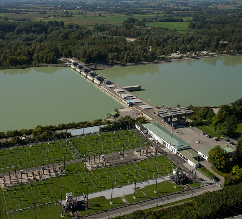 Das Kraftwerk Schärding Neuhaus zeigt sich bei strahlendem Sonnenschein aus der Vogelperspektive.