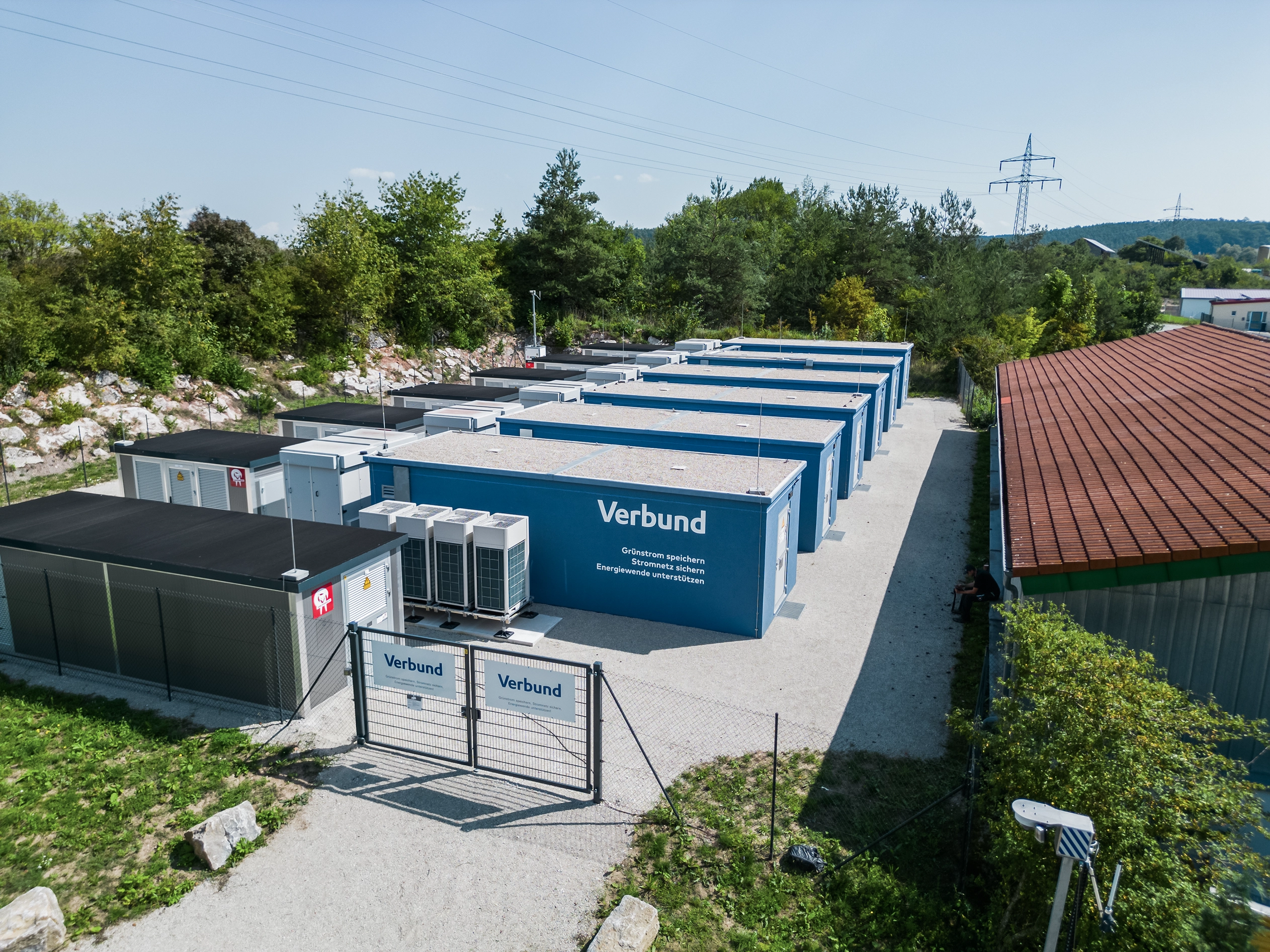 Ein Blick von oben auf die VERBUND Batteriespeicher. Hier sieht im Grunde eine kleine Einheit von blauen Containern.