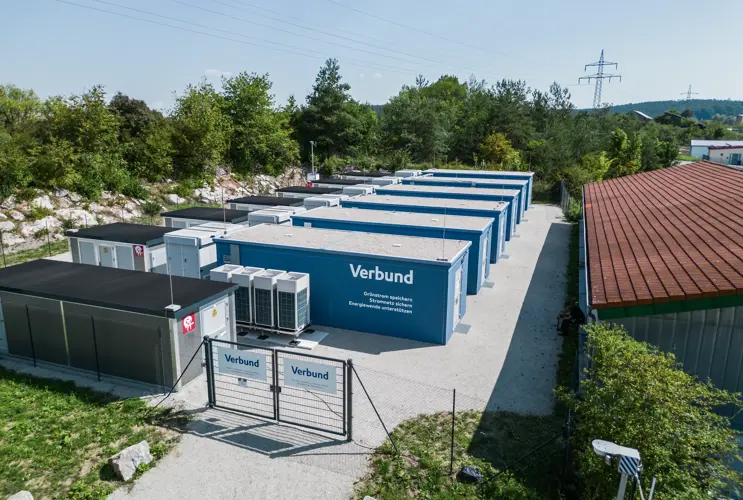 Ein Blick von oben auf die VERBUND Batteriespeicher. Hier sieht im Grunde eine kleine Einheit von blauen Containern.