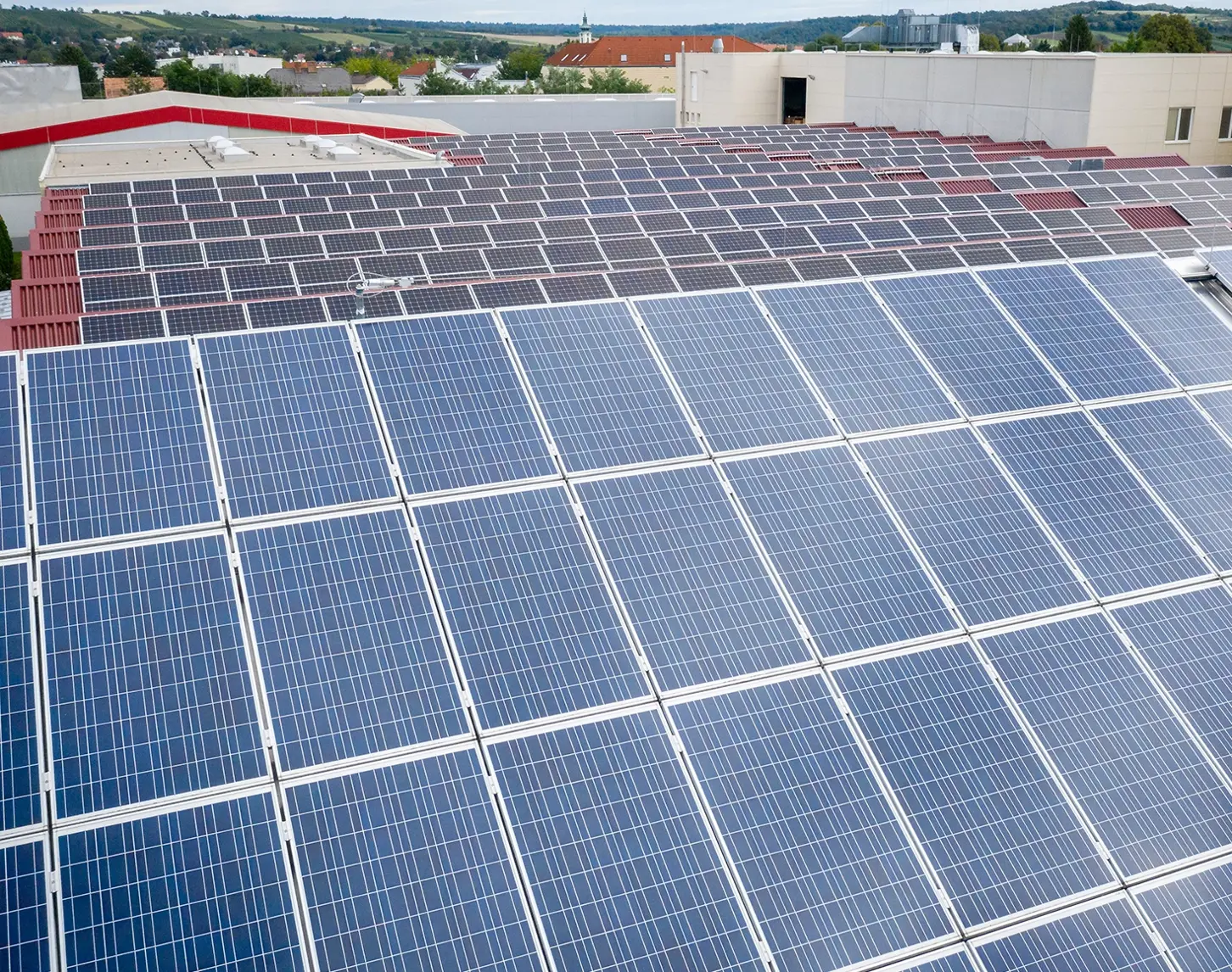 Ein Blick von oben auf die Photovoltaik-Anlage auf dem Dach eines Industriebetriebs.