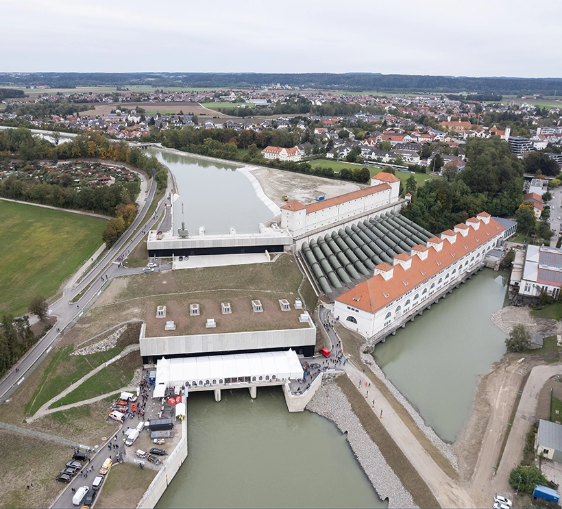 Das Wasserkraftwerk Töging befindet sich in der Nähe einer Siedlung in Süddeutschland. Hier sieht man von oben.