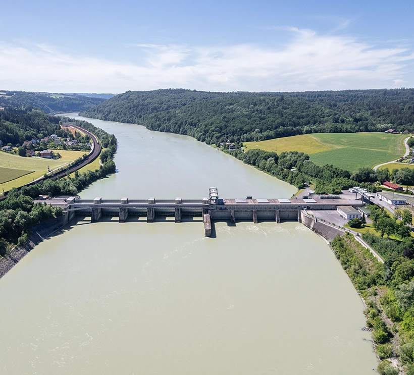 Das Kraftwerk Passau Ingling zeigt sich bei strahlendem Sonnenschein aus der Vogelperspektive.