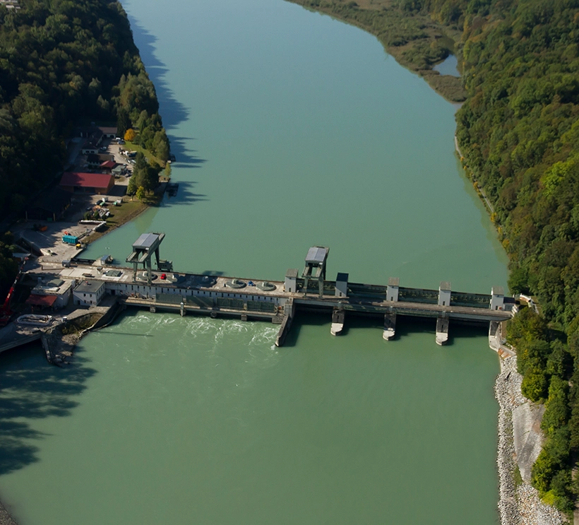 Das Kraftwerk Wasserburg zeigt sich bei strahlendem Sonnenschein aus der Vogelperspektive.