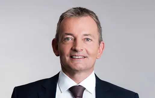 Marcus Grausam, CEO von A1 lächelt in die Kamera.