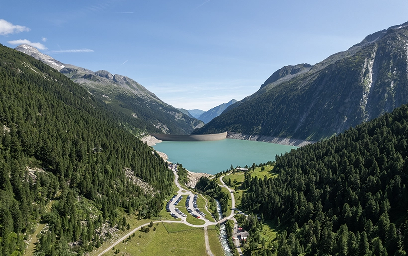 Ein Blick von oben auf den Stausee Schlegeis.