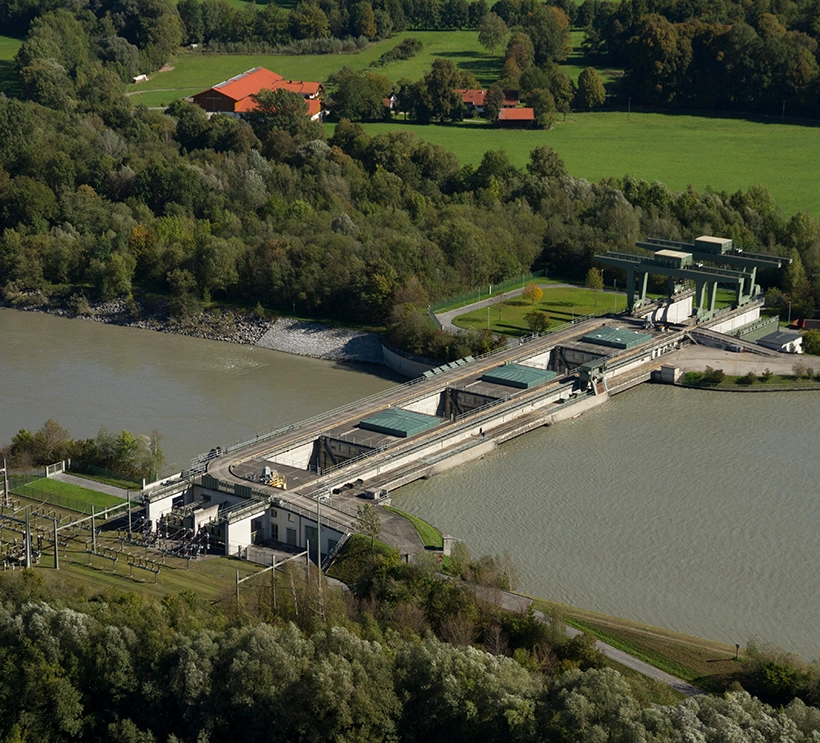 Das Kraftwerk Nussdorf am Inn in Deutschland zeigt sich bei strahlendem Sonnenschein aus der Vogelperspektive.